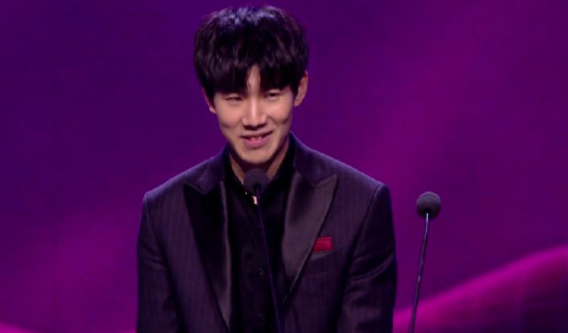 LPL官方发布JDG对阵NIP海报：兵临城下，野区节奏碰撞