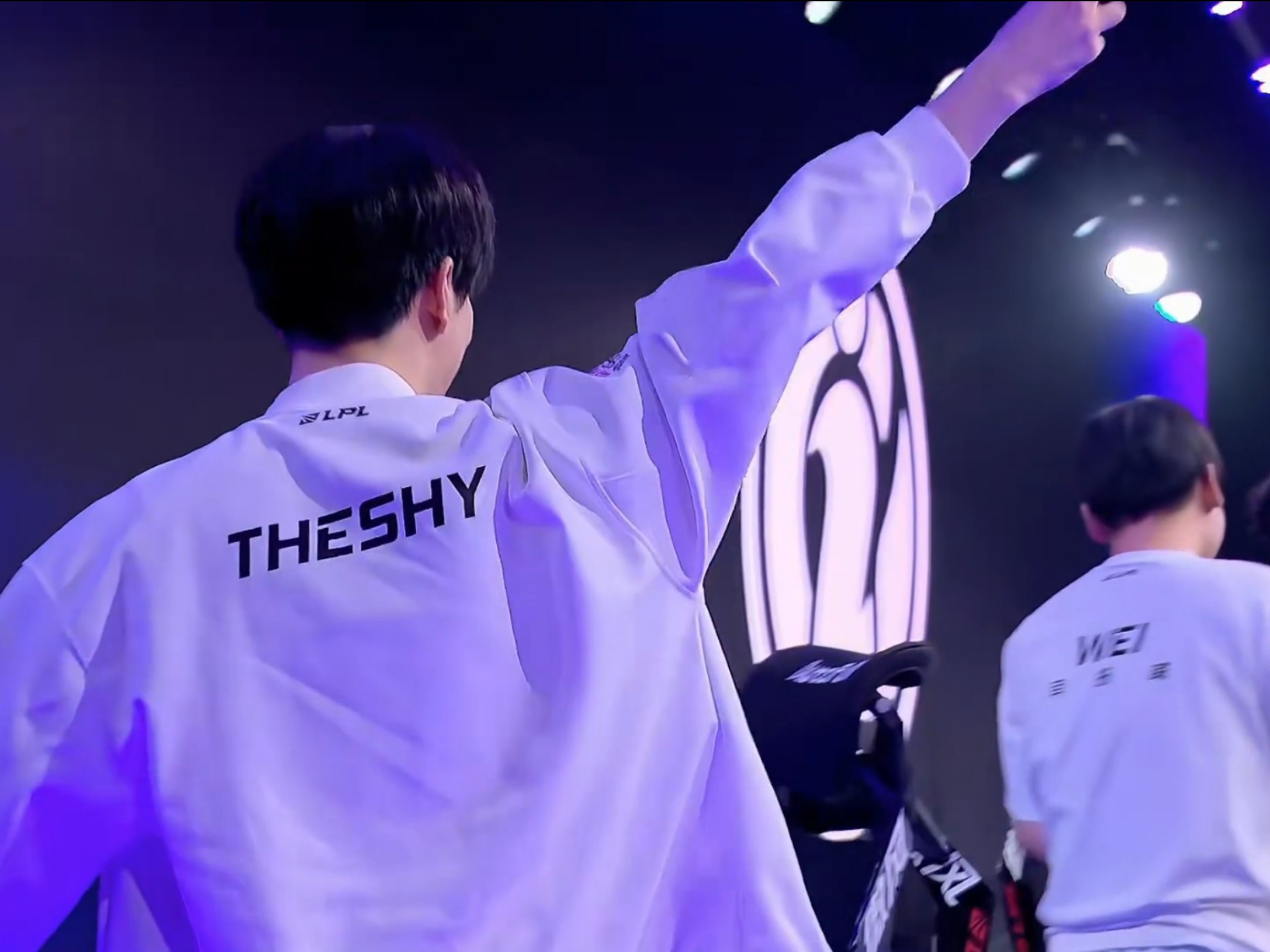 Virtus.pro 用 Perfecto(RUS) 替换了阵容中的 FL4MUS